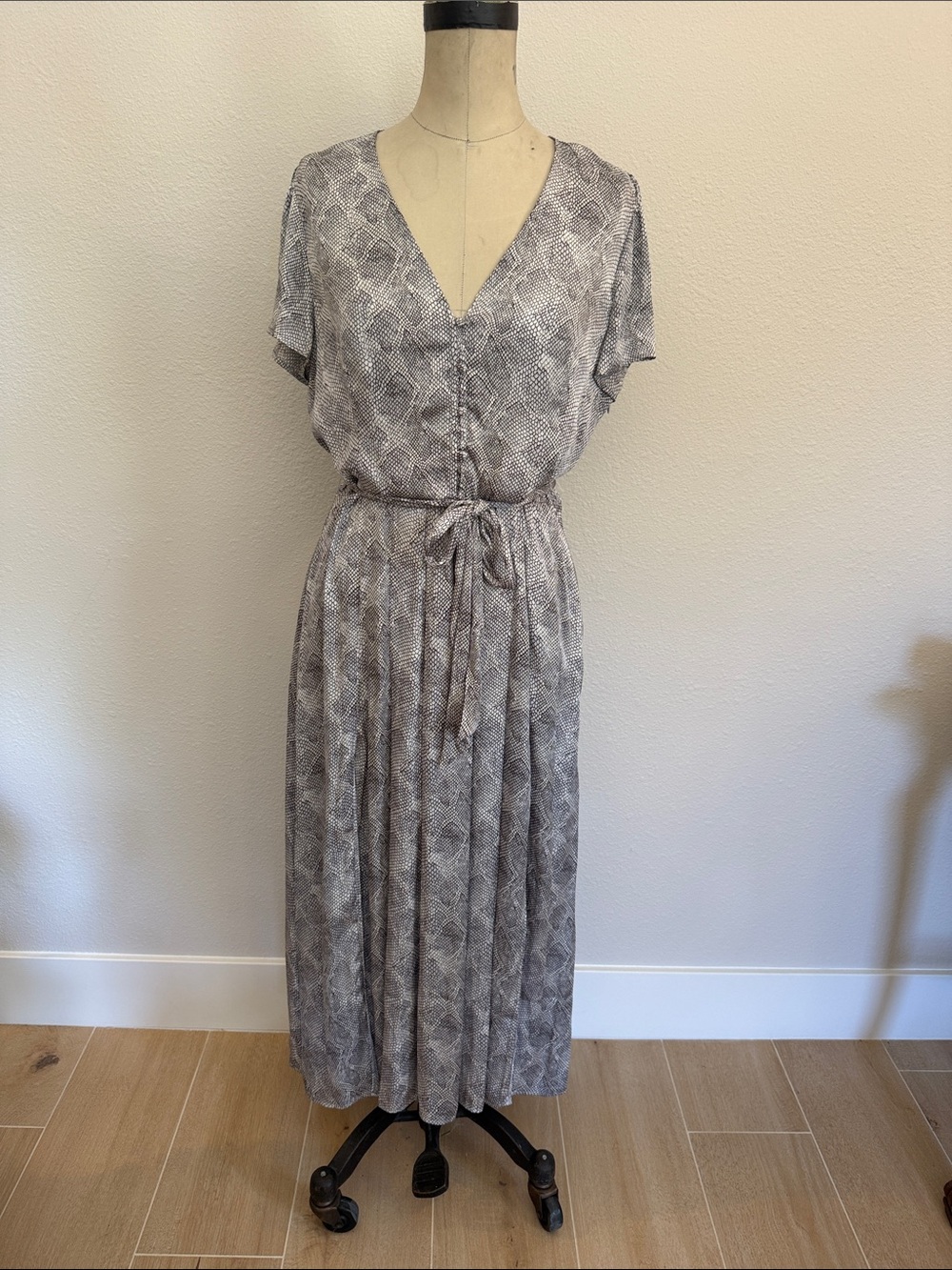 Paige V-Neck Short Sleeve Midi Dress in Gray Snake Print size Large